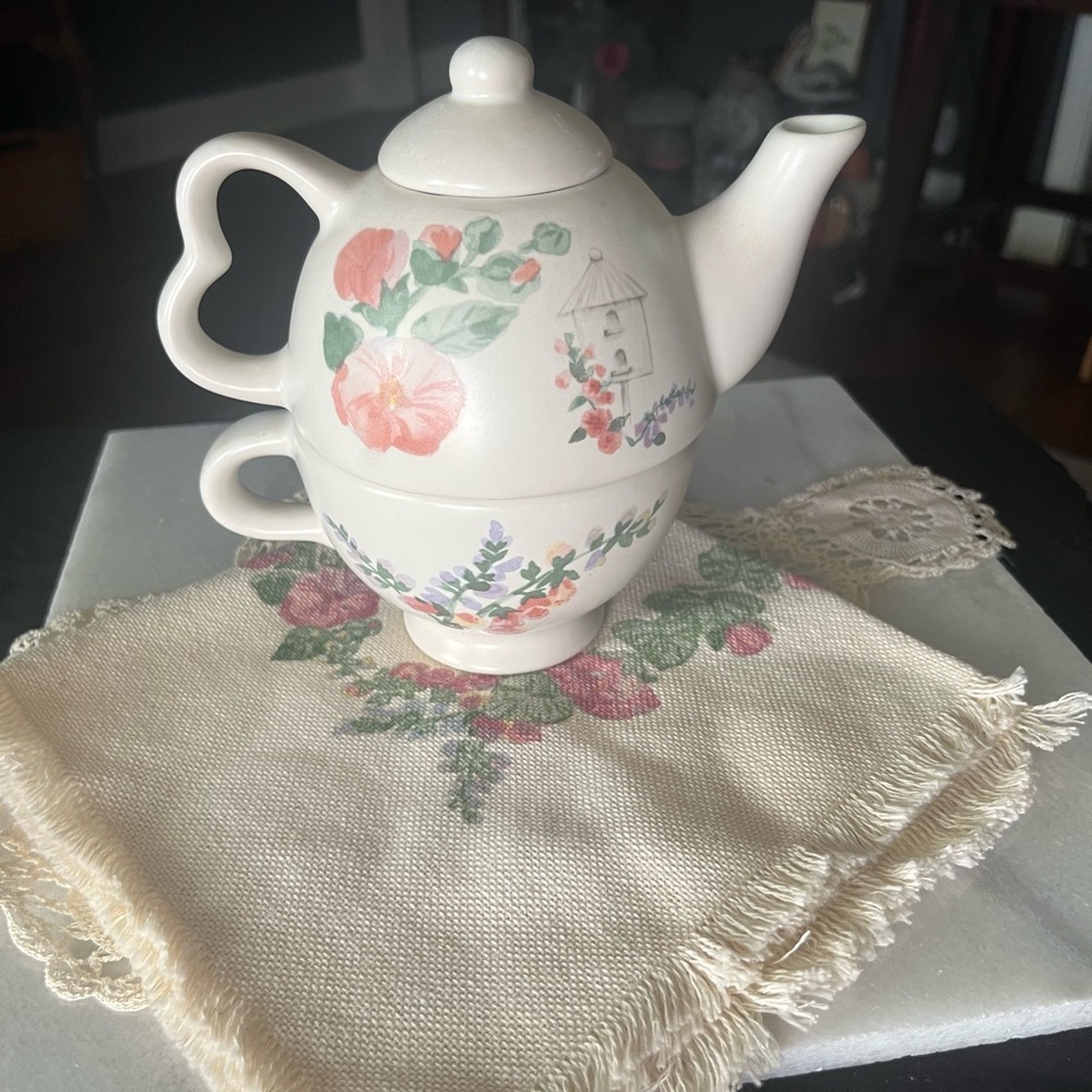 Cape May Individual Teapot & Lid with Cup W/ cloth Napkin
by PFALTZGRAFF